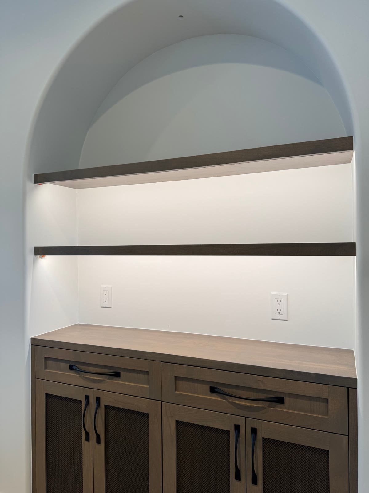 Arched niche with lit shelves, photo 1